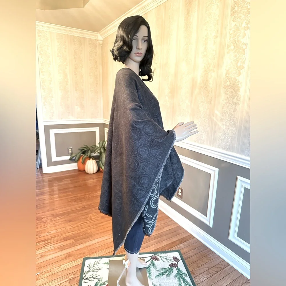 NWT!❄️Calvin Klein!☃️Shrug w/fringes!❄️One Size fits all/black/white - Picture 4 of 13